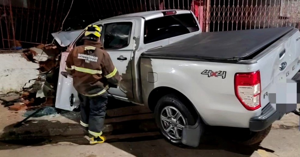 Motorista morre após bater caminhonete contra parede de oficina mecânica em Guaxupé, MG — Foto: Corpo de Bombeiros