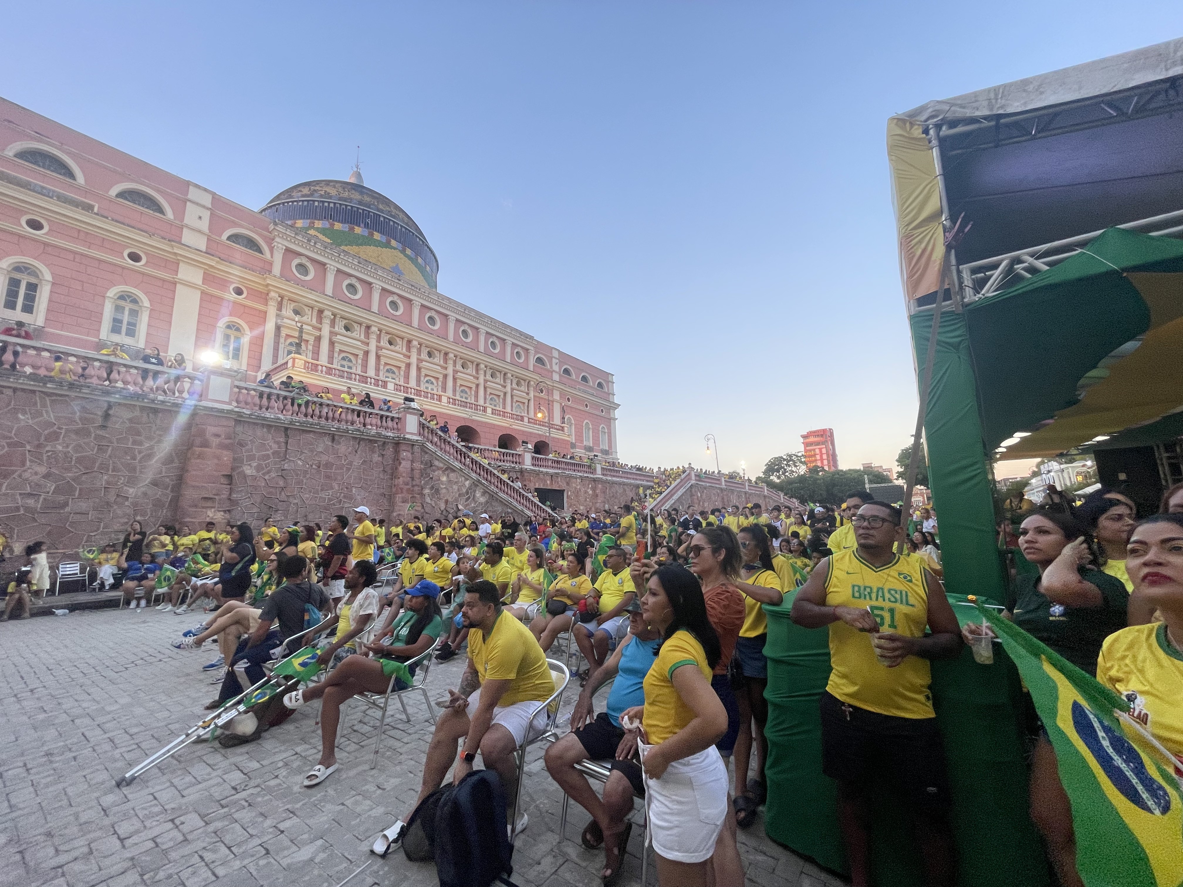FOTOS: milhares de torcedores se reúnem em Manaus para estreia do Brasil na Copa do Mundo