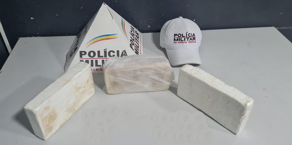 Tabletes de cocaína apreendidos pela Polícia Militar Rodoviária — Foto: Polícia Militar Rodoviária/Divulgação