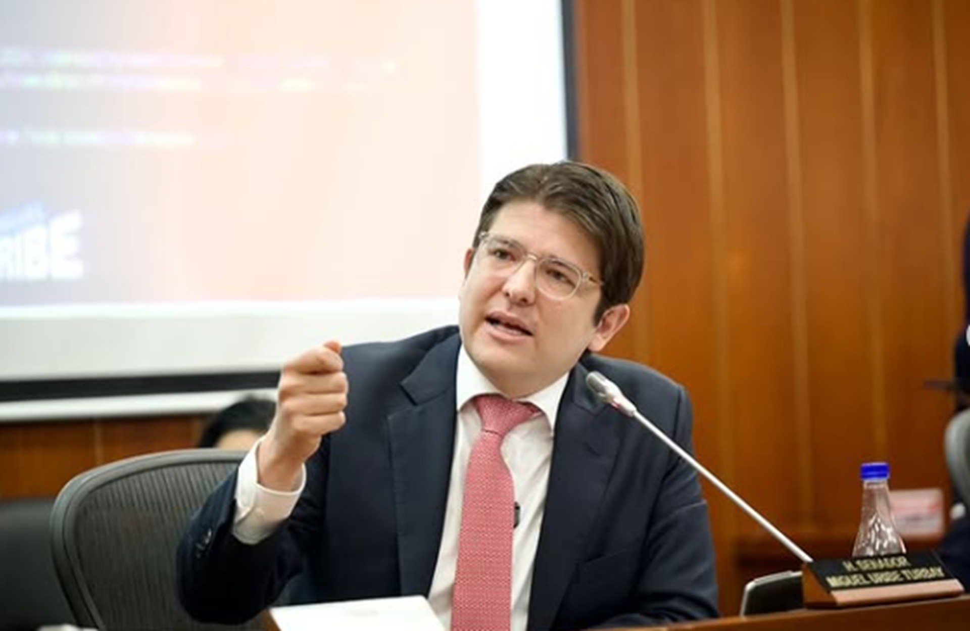 Pré-candidato à presidência da Colômbia é baleado durante evento em Bogotá