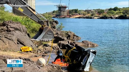 Veja imagens do 2º carro retirado do fundo do rio após desabamento de ponte