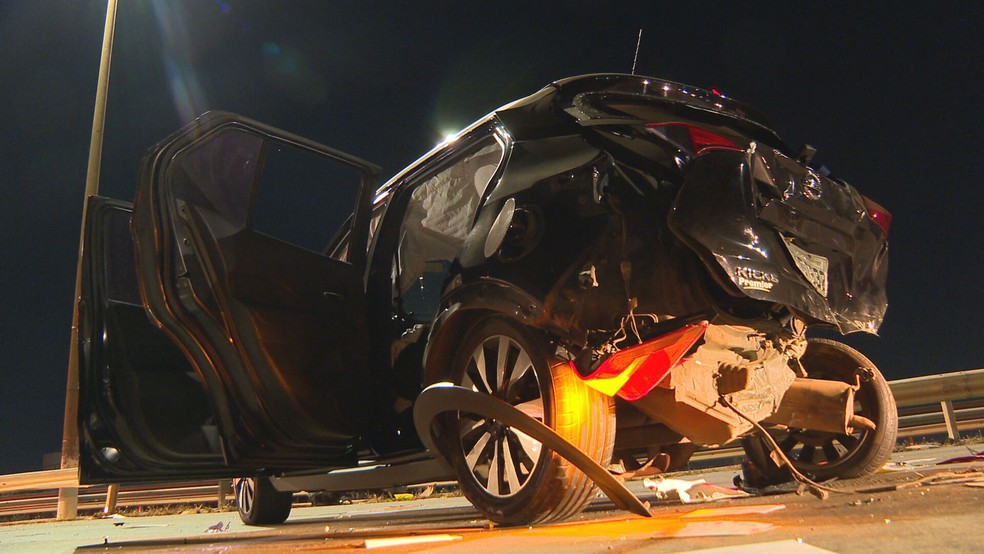 Carro foi atingido na traseira por outro motorista na via Estrutural. — Foto: TV Globo/Reprodução
