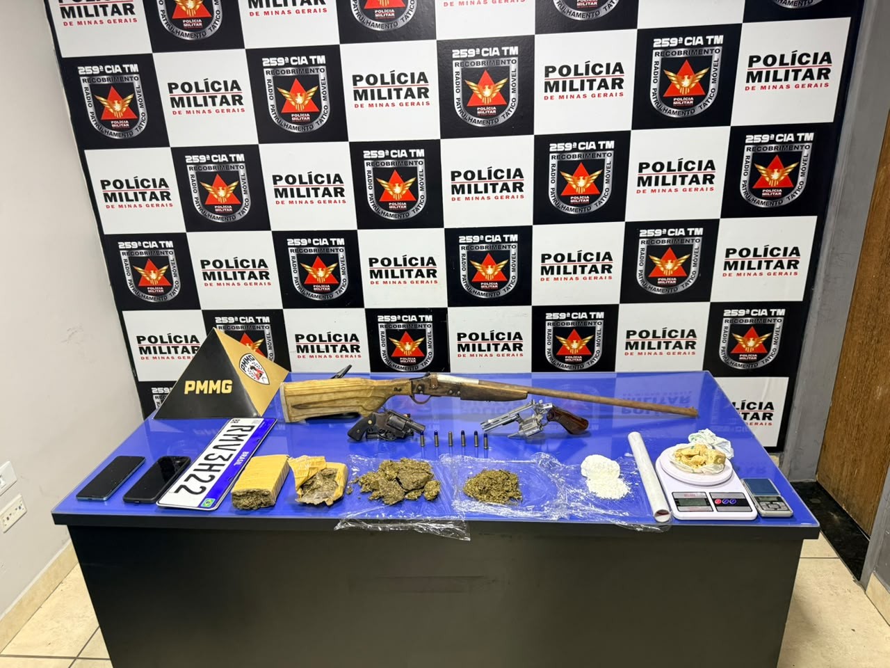 Foragido da Justiça e comparsa são presos com drogas, armas e carro roubado em Contagem durante operação em Pirapora