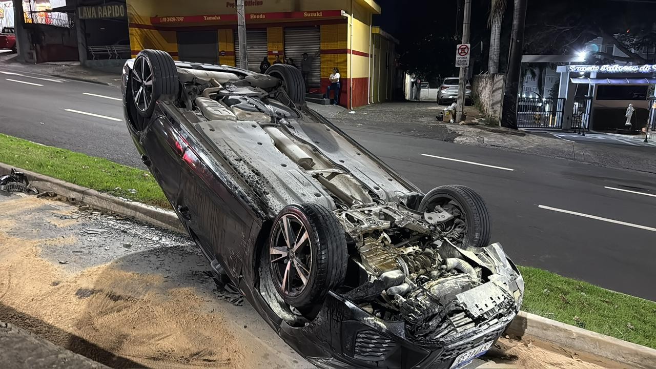 Carro capota, pega fogo e mobiliza Corpo de Bombeiros em avenida de Piracicaba 