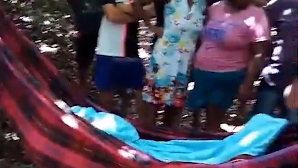 Após tirar a vida da companheira, o denunciado embrulhou o corpo da vítima com um lençol e, depois, deitou ao lado dela e dormiu a noite inteira. — Foto: Reprodução/Redes sociais