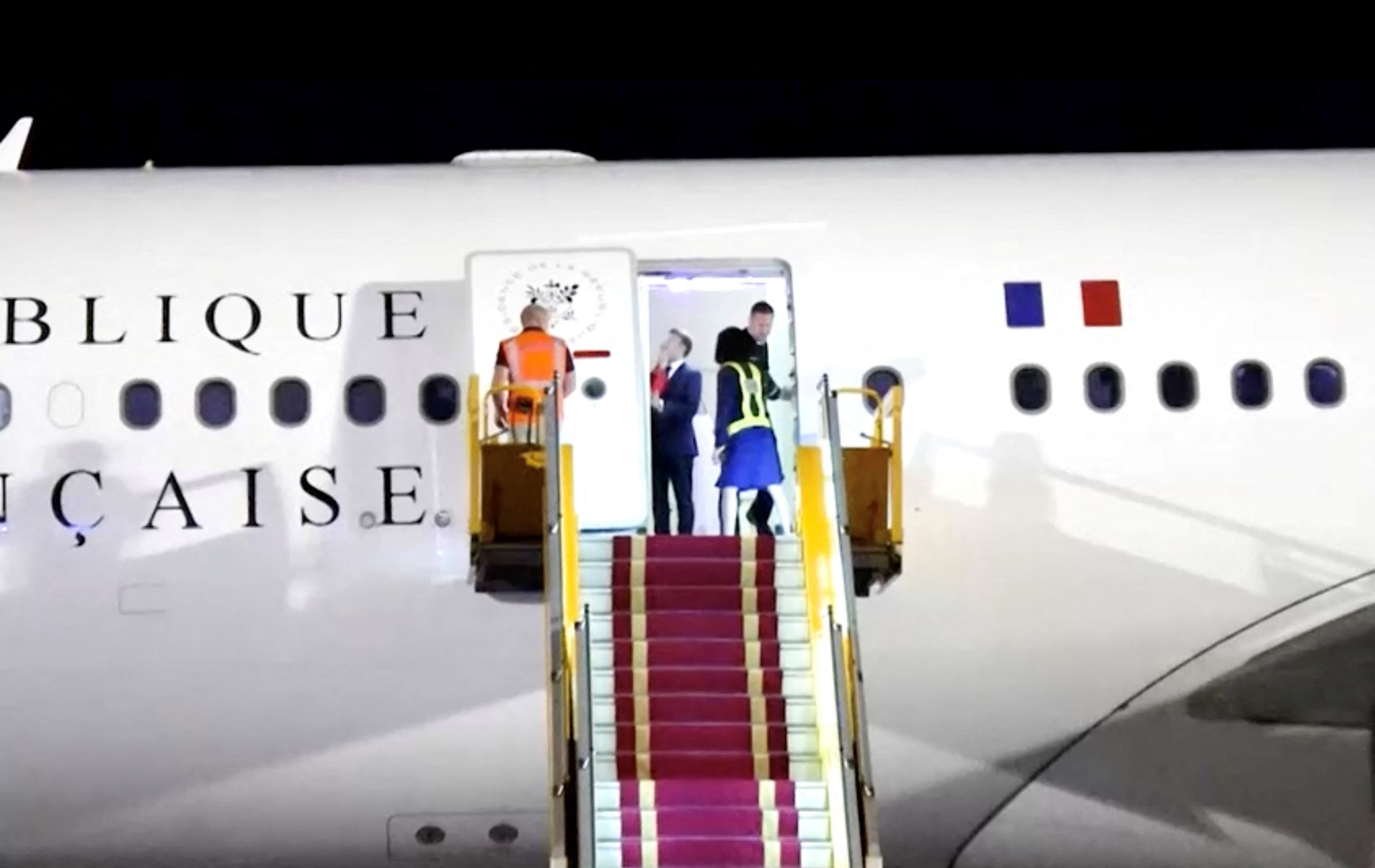 Macron nega 'tapa' de esposa, diz que vídeo gerou 'bobagens' e cita fake news recentes