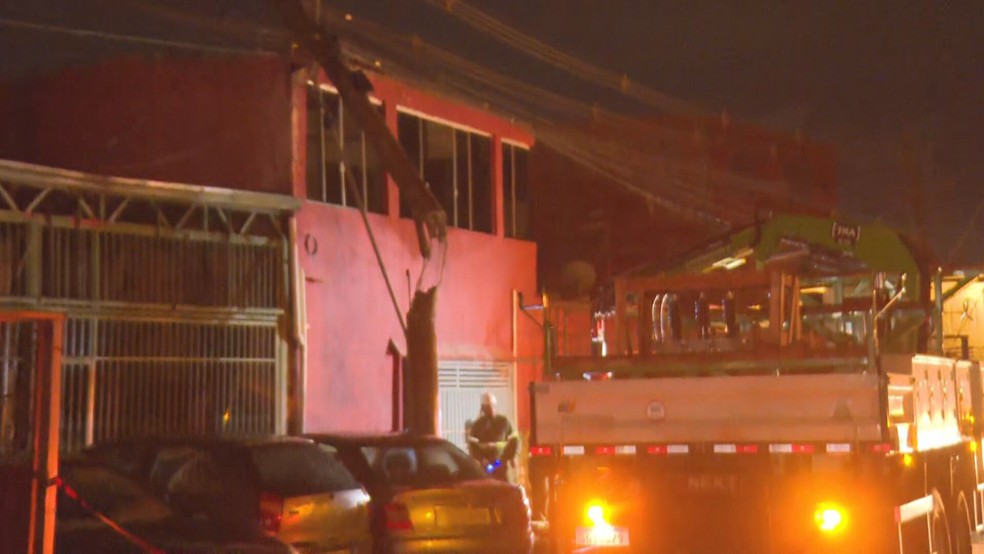 Poste cai em cima de casa após forte chuva no Vale do Amanhecer, em Planaltina, no Distrito Federal — Foto: Reprodução/TV Globo
