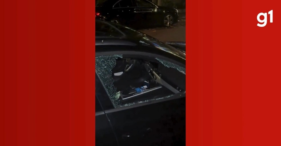 Carro usado por Lucas Lucco na Holanda com o vidro quebrado. — Foto: Redes Sociais/ Reprodução