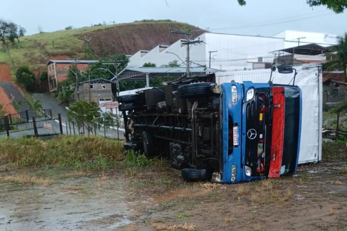 Vendaval tomba caminhão, destelha casas e deixa moradores sem energia em cidade de Minas Gerais
