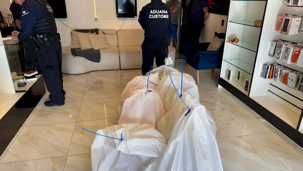 Agentes cumpriram mandados de busca e apreensão em uma loja de venda de Iphones, localizada em Horizonte. — Foto: Polícia Federal/ Divulgação