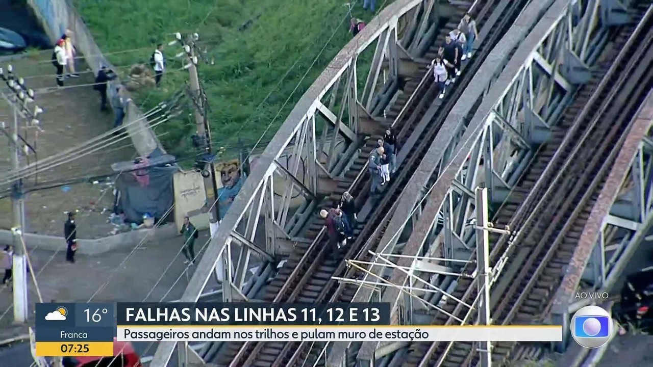Com falhas nos trens, passageiros se arriscam nos trilhos e até em ponte; ASSISTA