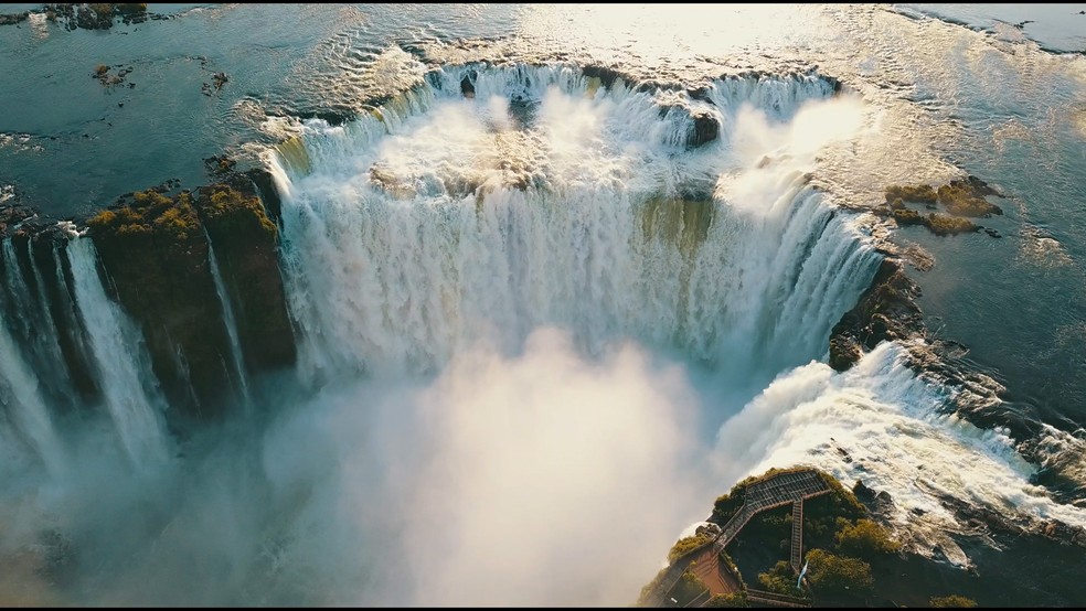 Imagens aéreas das Cataratas do Iguaçu com fluxo normal de 1,5 milhão de litros de água por segundo — Foto: Fábio Borges