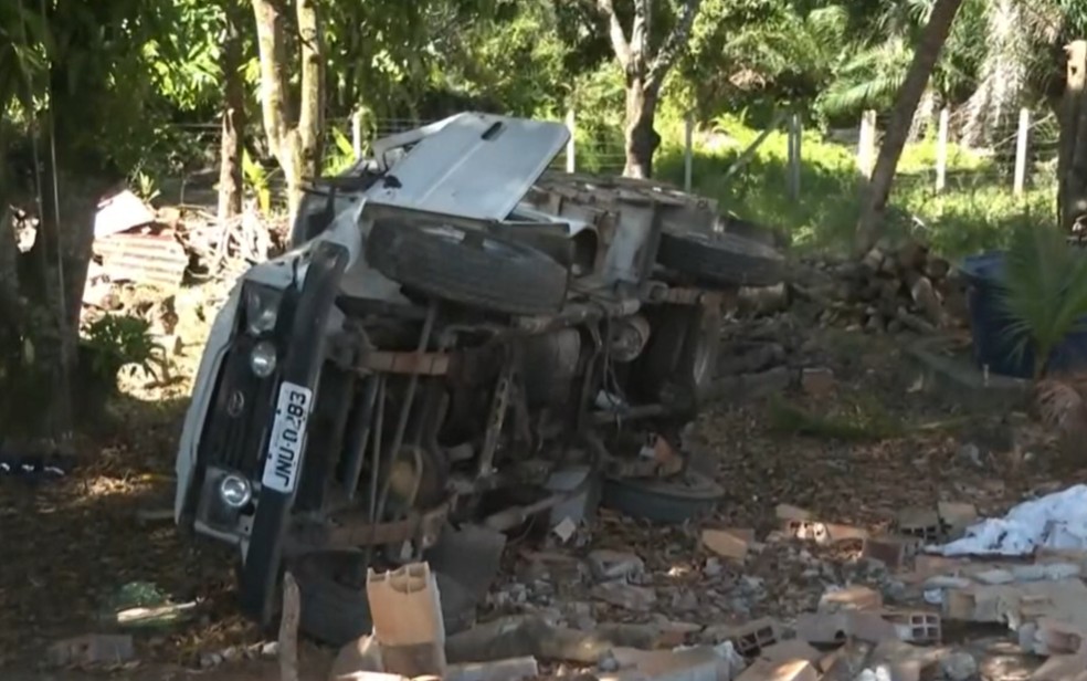 Carro invadiu casa e capotou — Foto: TV Bahia