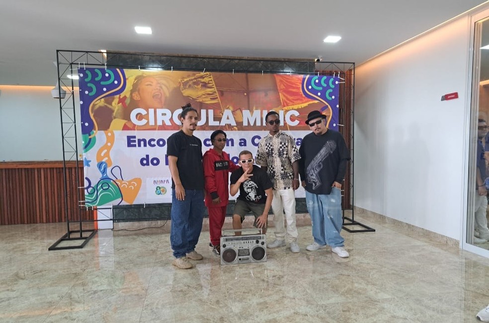 Artistas recebem ministra da cultura no Amapá — Foto: Isadora Pereira/g1