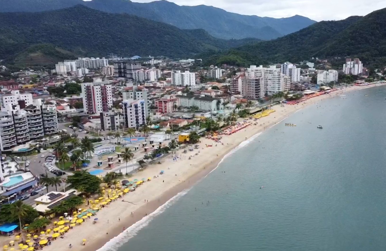 Praias do Litoral Norte ficam cheias no primeiro dia do verão