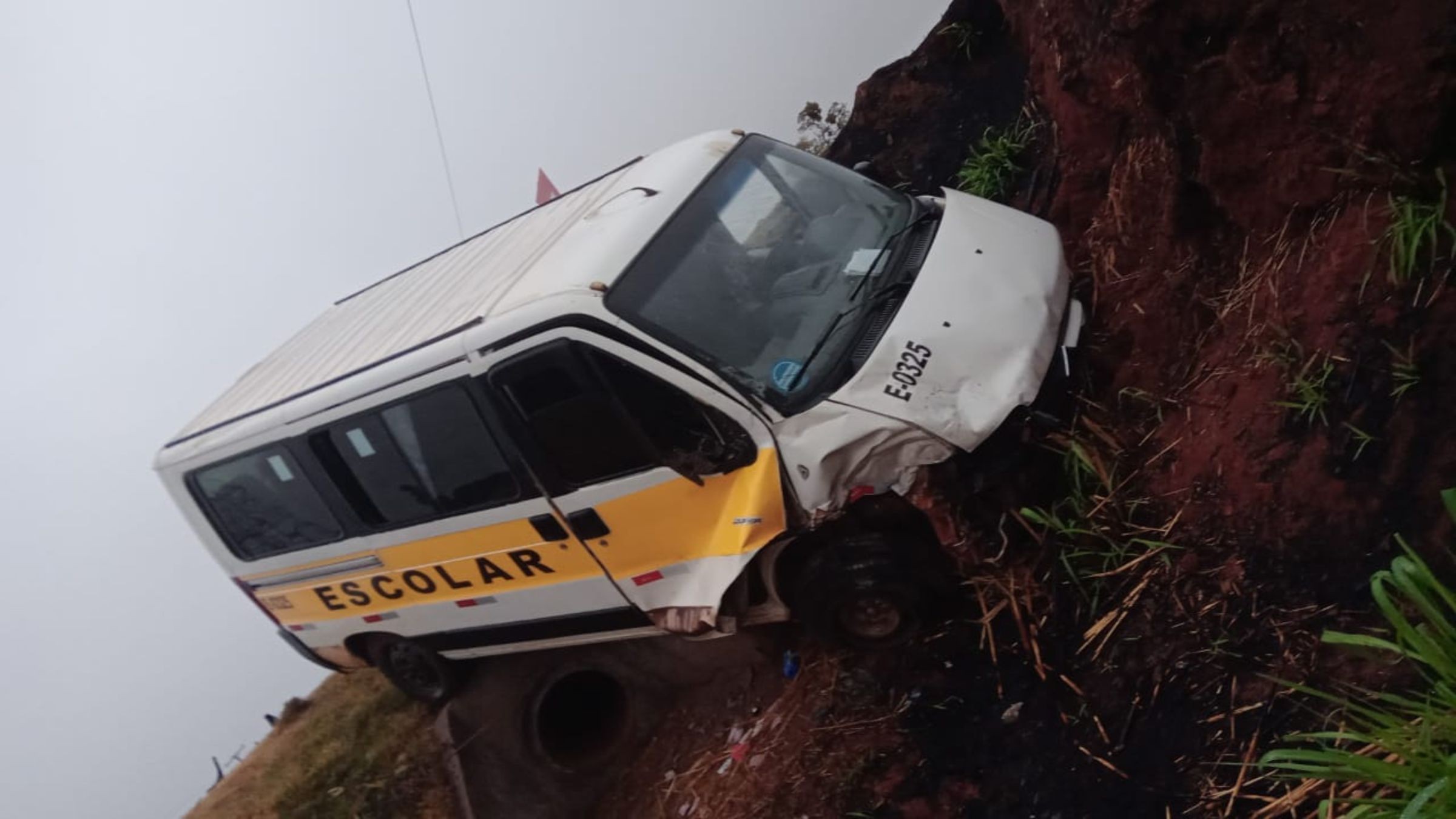 Van escolar com crianças cai em barranco após batida com caminhão na AMG-1110, em Uberlândia