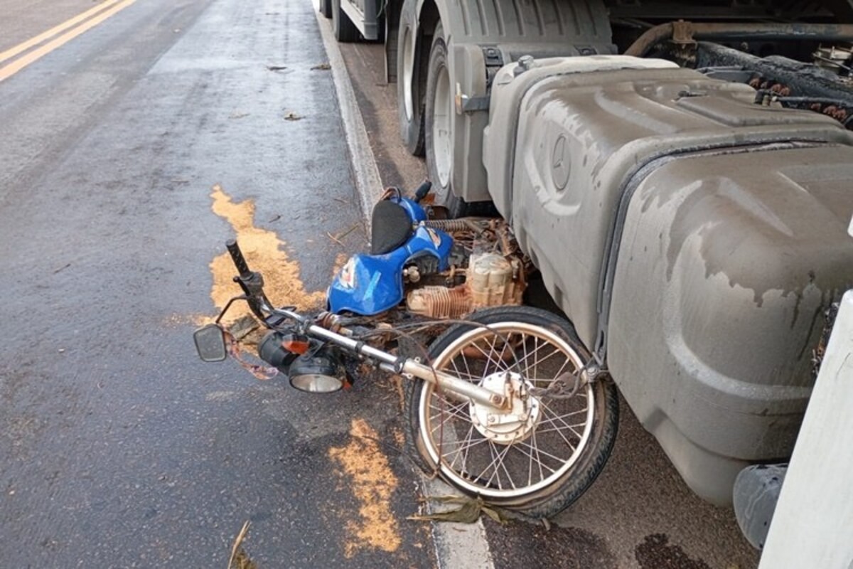Idoso morre em acidente entre carreta e moto na BR-116