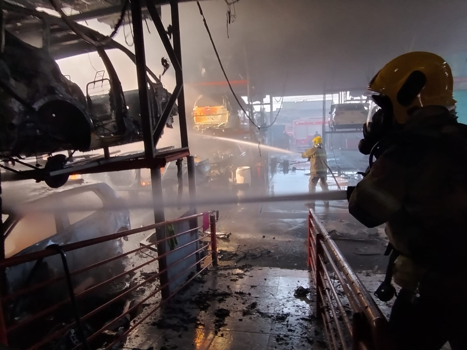 VÍDEO: Incêndio atinge depósito de veículos em São Leopoldo