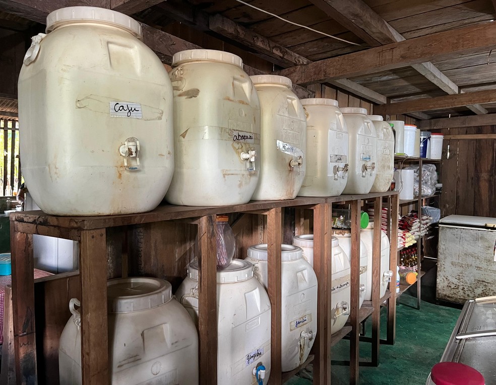 Após a infusão do álcool com as frutas, a cachaça é armazenada em galões. — Foto: Yara Ramalho/g1 RR