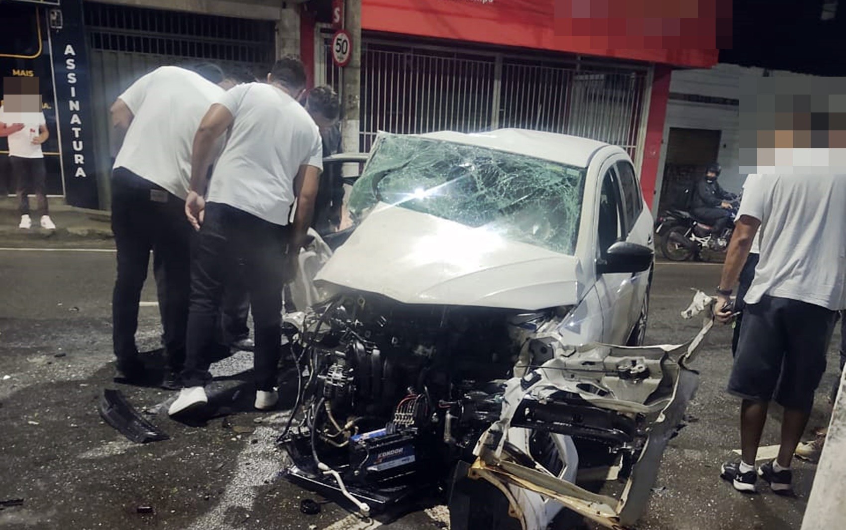 Veículos envolvidos em acidente na LMG-889 entre Serrania e Alfenas