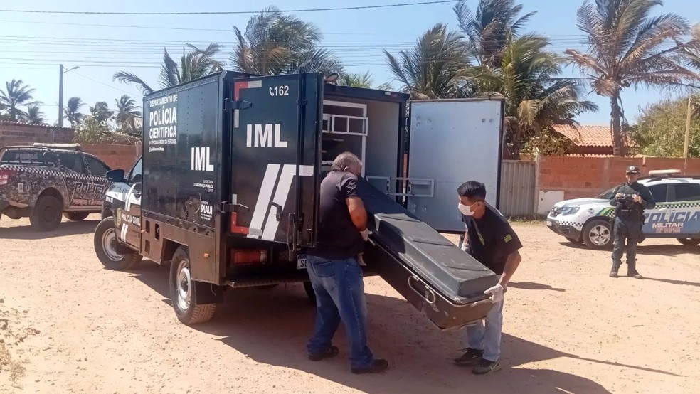 Flanelinha é encontrado morto com marcas de tiros e golpes de faca no litoral do PI — Foto: Reprodução/PM-PI