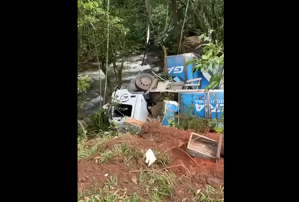 Caminhão despenca em ribanceira e cai em rio na RJ-116, em Cachoeiras de Macacu; ninguém fica ferido