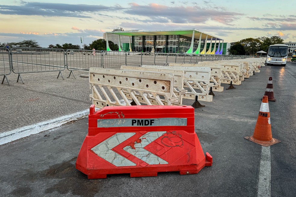 Grades e barreiras de trânsito ao longo da Praça dos Três Poderes, em Brasília, nos dias que antecedem o julgamento do golpe — Foto: Fábio Tito/g1