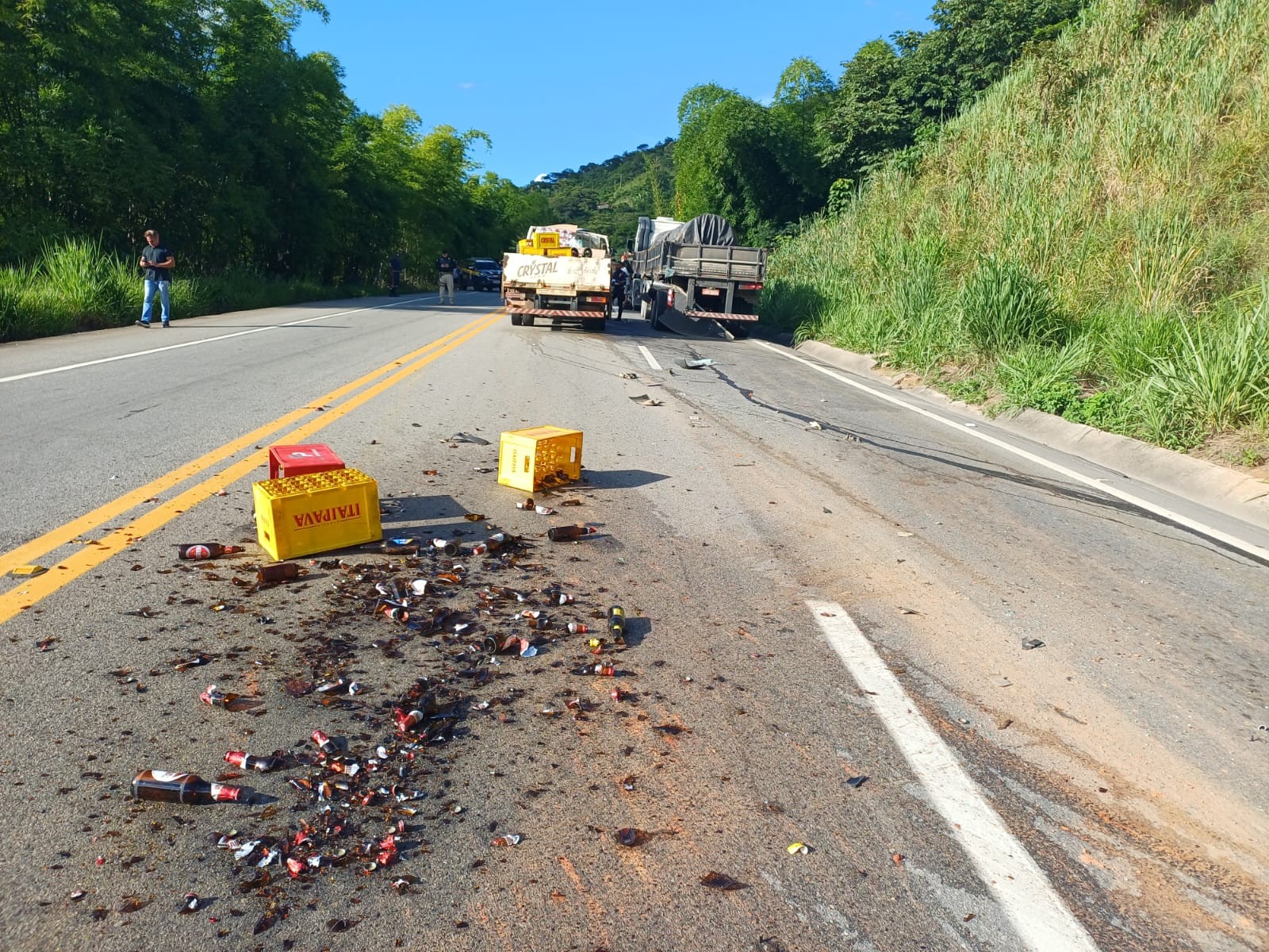 Acidente entre caminhão de bebidas e carreta deixa homem morto na BR-116, em Itambacuri