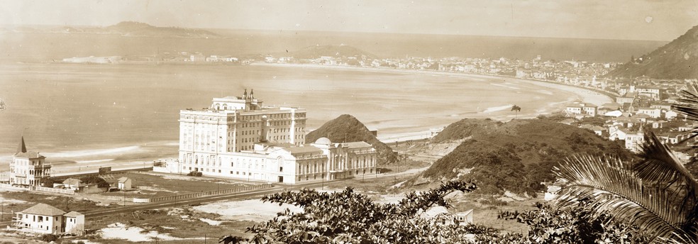Theodor Preising registrou em 1922 o Copa se destacando numa inóspita Copacabana — Foto: Coleção Brascan Cem Anos no Brasil/Acervo Instituto Moreira Salles