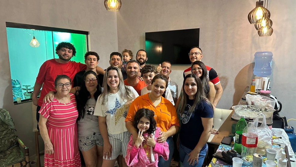 Família reunida em encontro de irmãos que se conheceram após 37 anos em SC — Foto: Zedequias Micene/Arquivo Pessoal