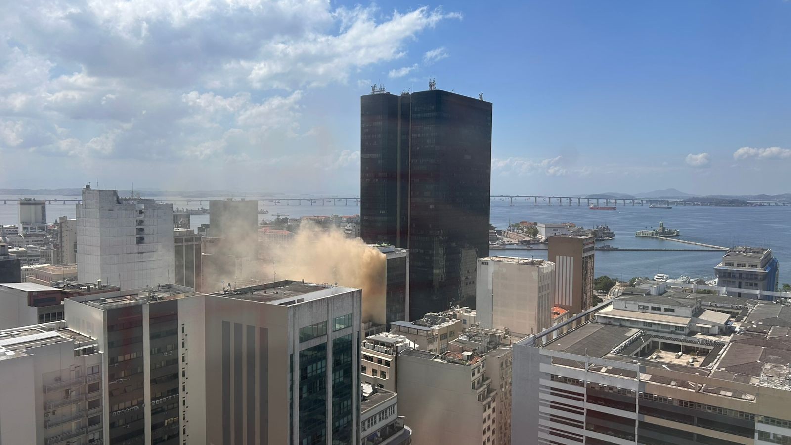 Incêndio atinge restaurante no Centro do Rio