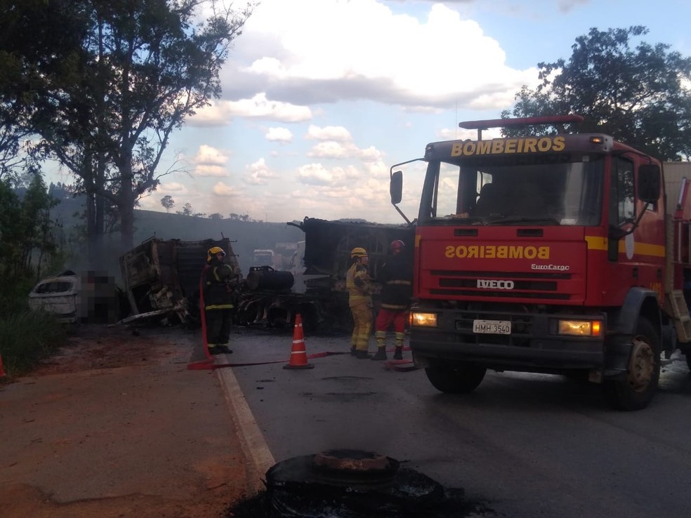 Carro e carreta pegaram fogo após acidente na BR-262, em Luz — Foto: Triunfo Concebra/Divulgação