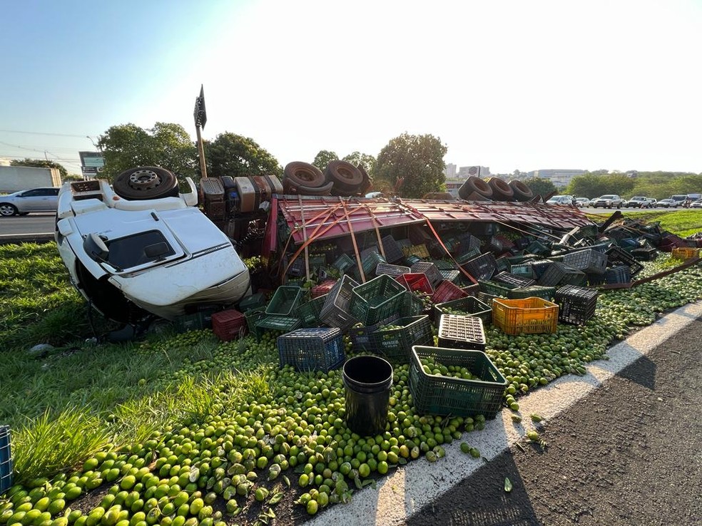 Motorista morre após caminhão carregado com limões tombar em rodovia de Rio Preto — Foto: Rogério Pedrozo/TV TEM