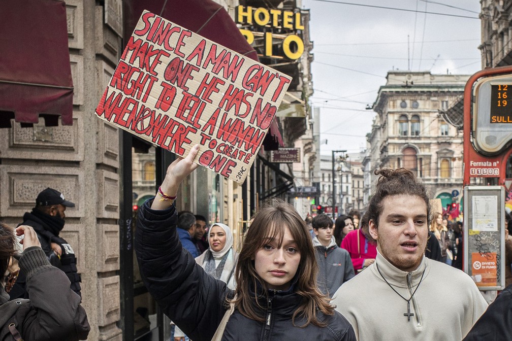Mulher segura cartaz em manifesta&ccedil;&atilde;o pelo Dia Internacional da Mulher em Mil&atilde;o, na It&aacute;lia, em 8 de mar&ccedil;o de 2024. &mdash; Foto: LaPresse via AP