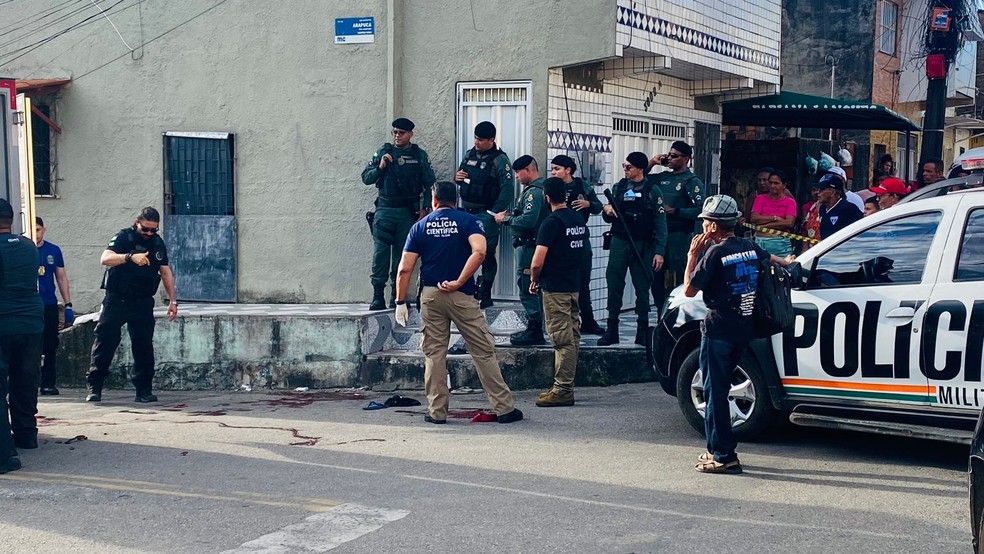 Mulher é assassinada no bairro Quintino Cunha, em Fortaleza. — Foto: Isaac Macedo/TVM