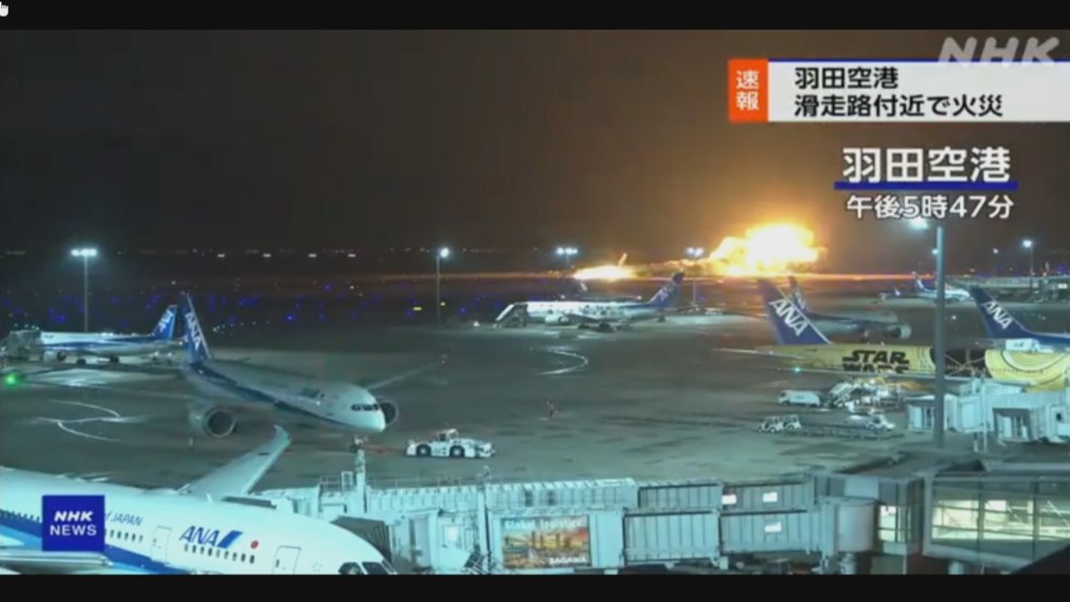 Avião da Japan Airlines pega fogo em aeroporto de Tóquio no dia 2 de janeiro de 2024 — Foto: GloboNews/Reprodução