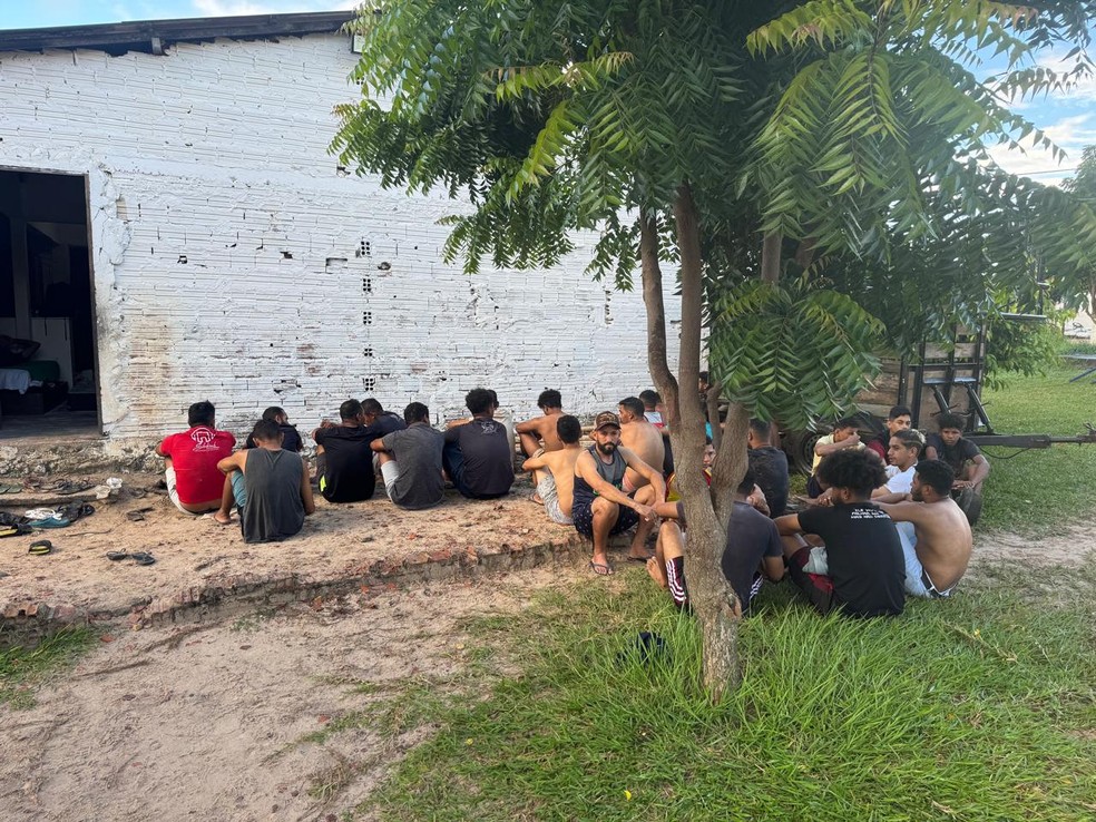 Na opera&ccedil;&atilde;o desta sexta-feira (17), batizada de Falso Profeta, a Pol&iacute;cia Civil cumpriu mandados no im&oacute;vel da igreja, no bairro Recanto dos Poetas, em Pa&ccedil;o do Lumiar. No local, viviam cerca de 150 pessoas, al&eacute;m do pastor e da esposa. &mdash; Foto: Divulga&ccedil;&atilde;o/ Pol&iacute;cia Civil