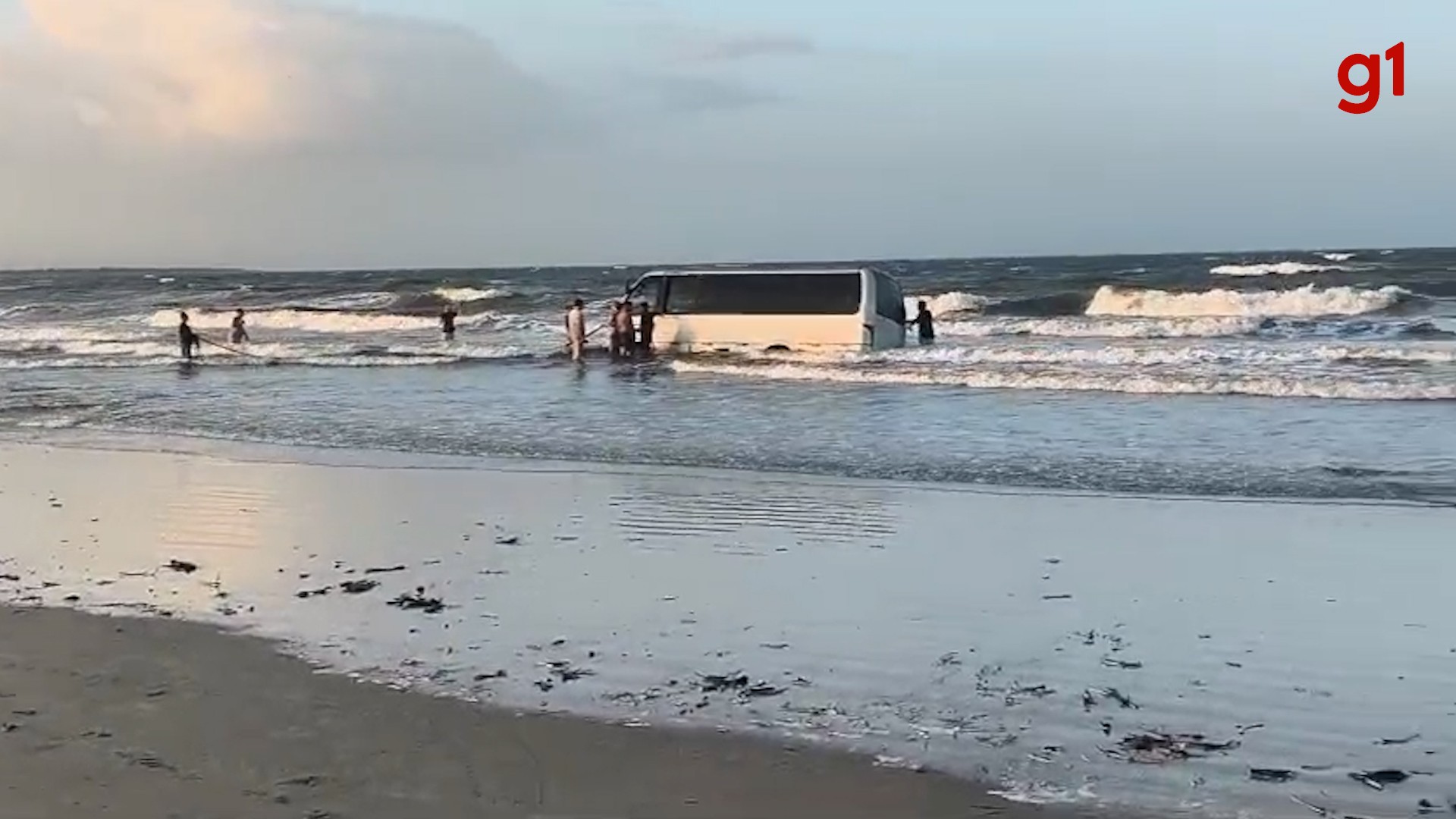 VÍDEO: Maré 'engole' van na praia de Panaquatira, no MA