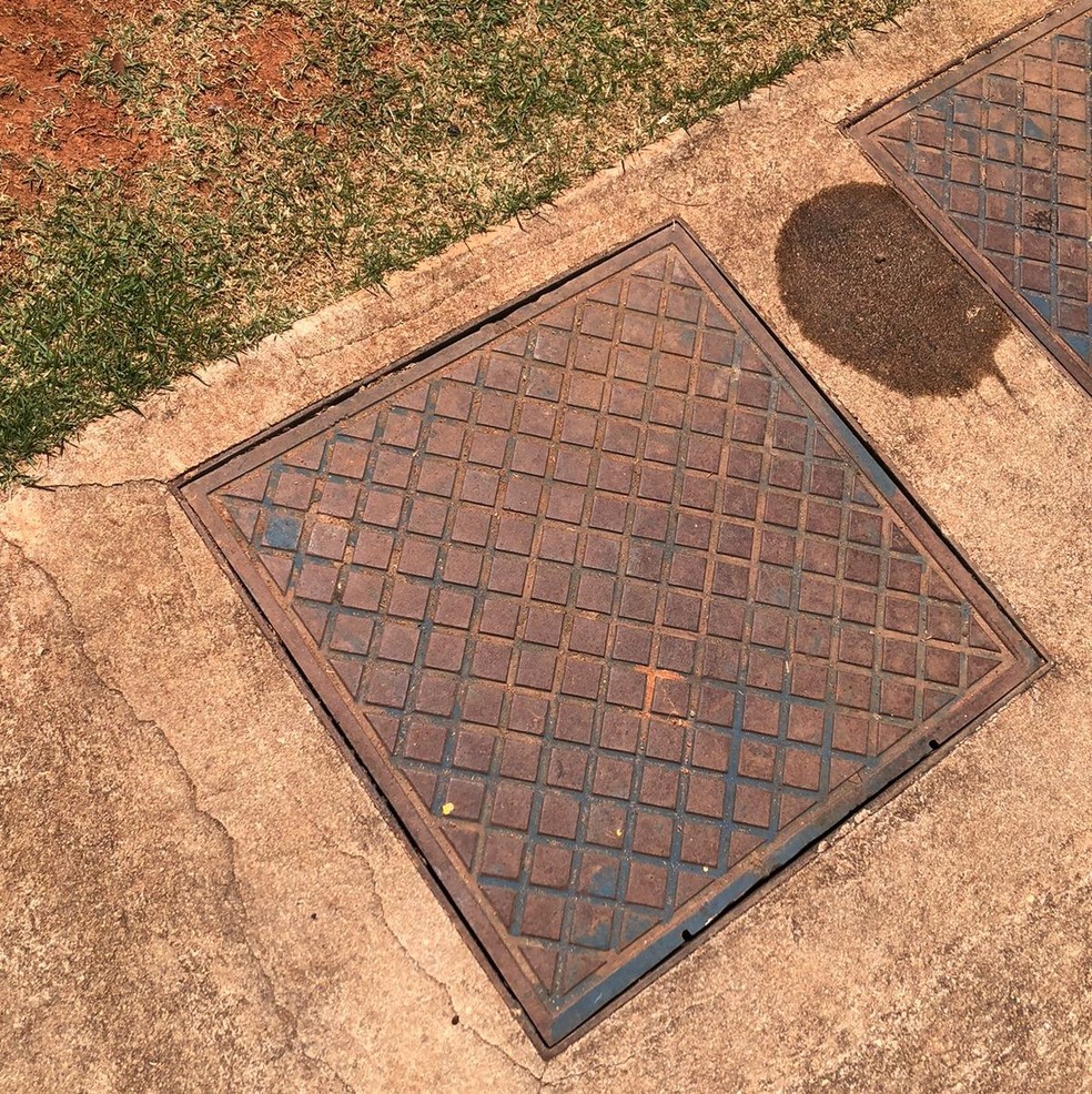 Tampa de ferro de vedação onde a menina queimou os pés  — Foto: Redes sociais