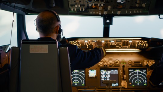 Falta de verba suspende provas para pilotos, mecânicos e outras profissões da aviação no Brasil - Provas são exigidas para obter licenças na aviação civil. Segundo a Anac, suspensão temporária dos exames ocorre por falta de verba após corte no orçamento.