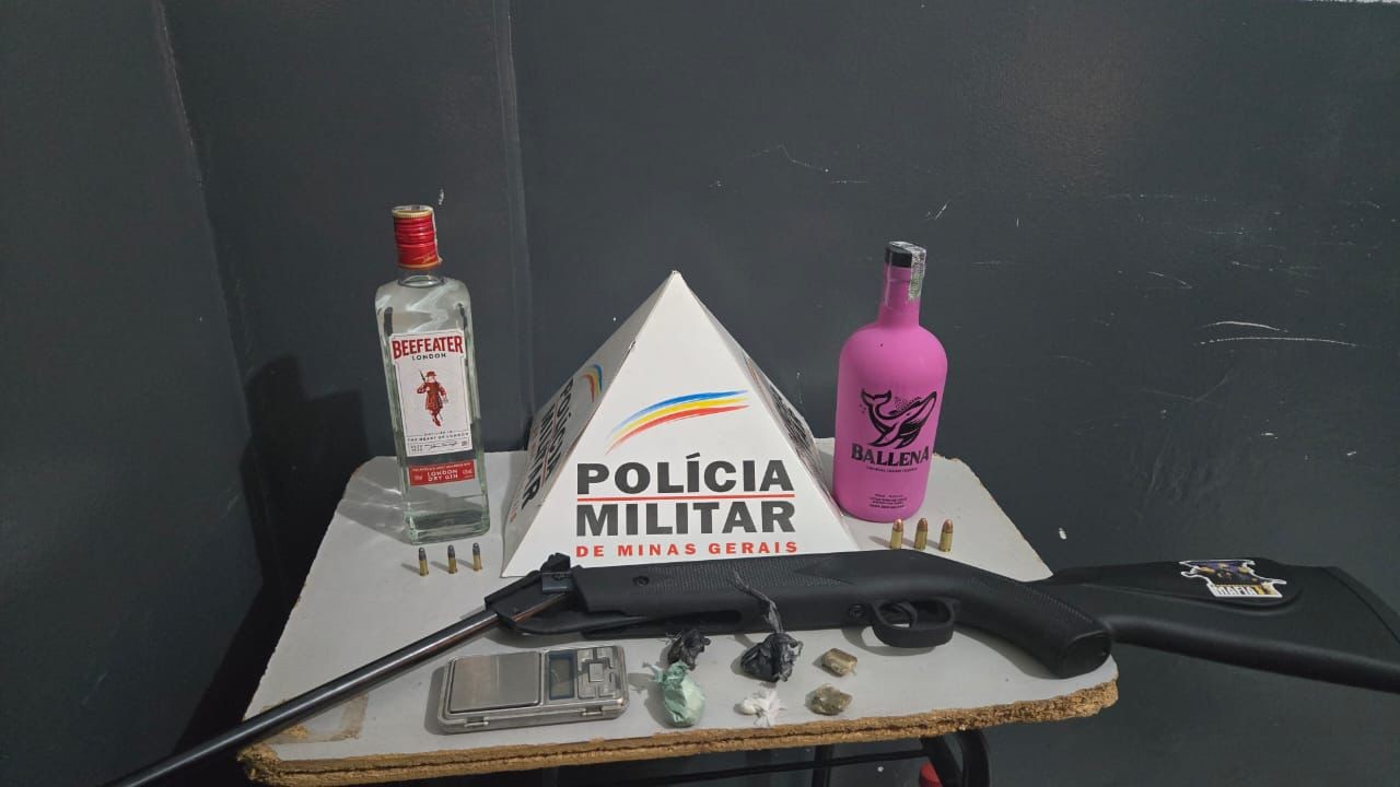 Após furtar bebidas em supermercado, homens são presos com drogas, arma e munições em Unaí