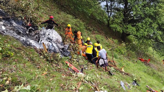 Helicóptero cai na Índia e mata 7 pessoas - Aeronave caiu enquanto transportava passageiros em uma rota de peregrinação hindu, na região montanhosa do Himalaia, segundo as autoridades locais.