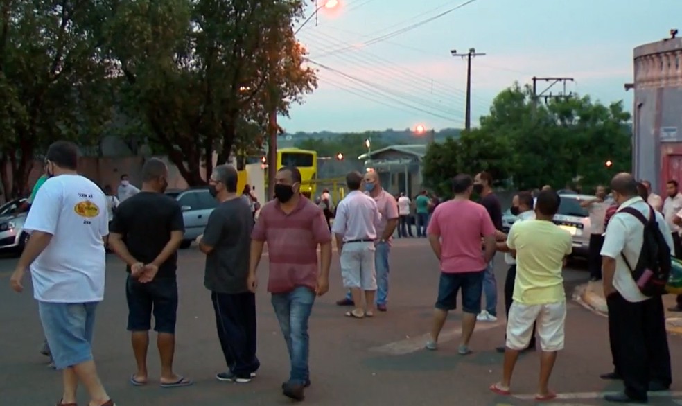 Trabalhadores da Prudente Urbano entram em greve ap s atraso no
