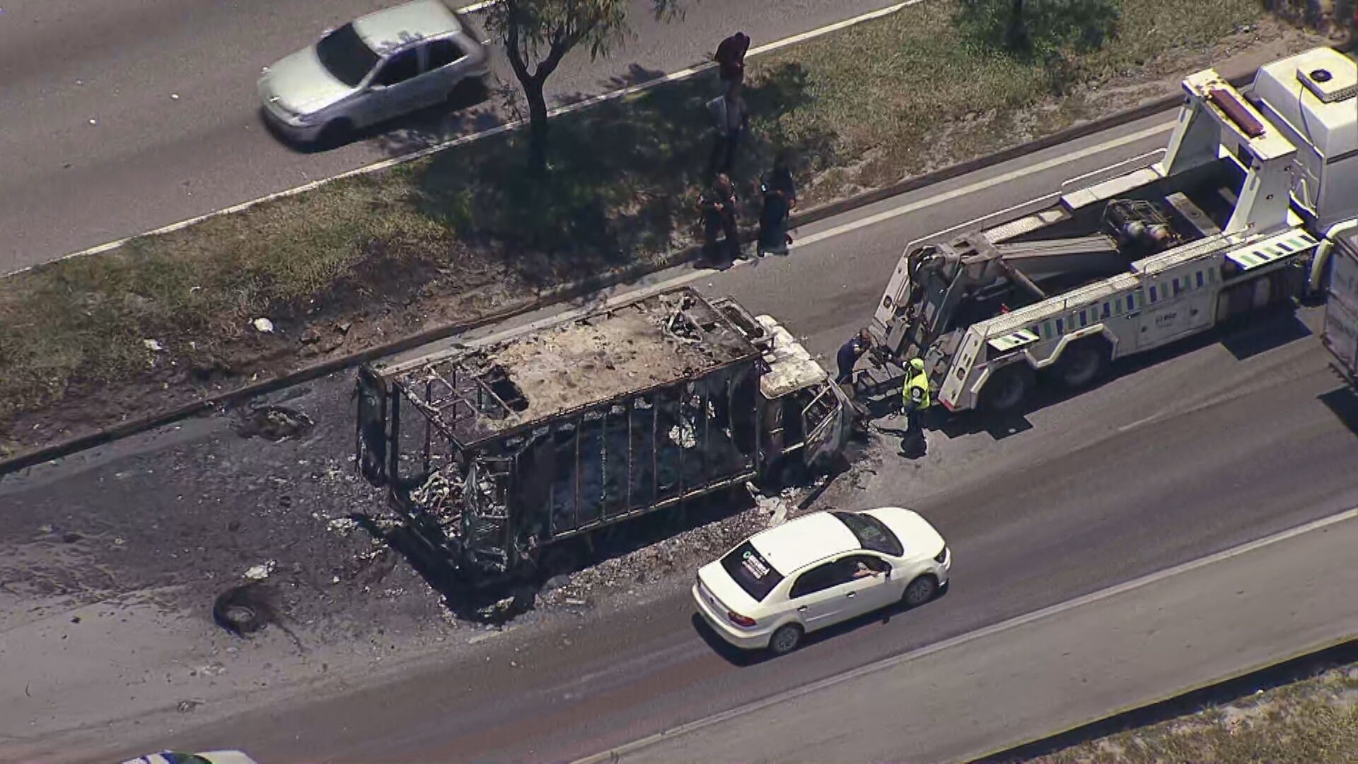 Pista central da Av. Brasil é interditada após caminhão pegar fogo