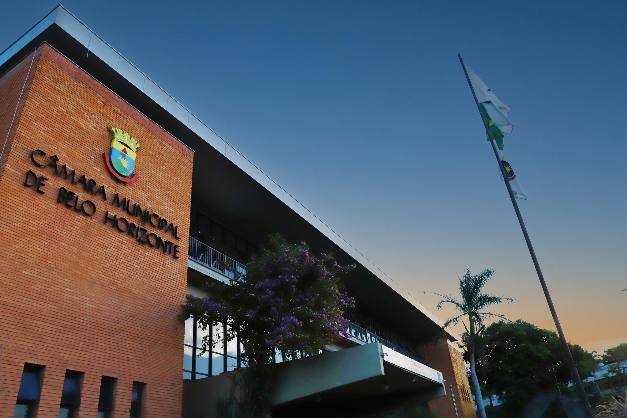 Câmara Municipal derruba veto de Álvaro Damião e promulga lei que prevê multa para quem for pego com drogas em espaços públicos de BH