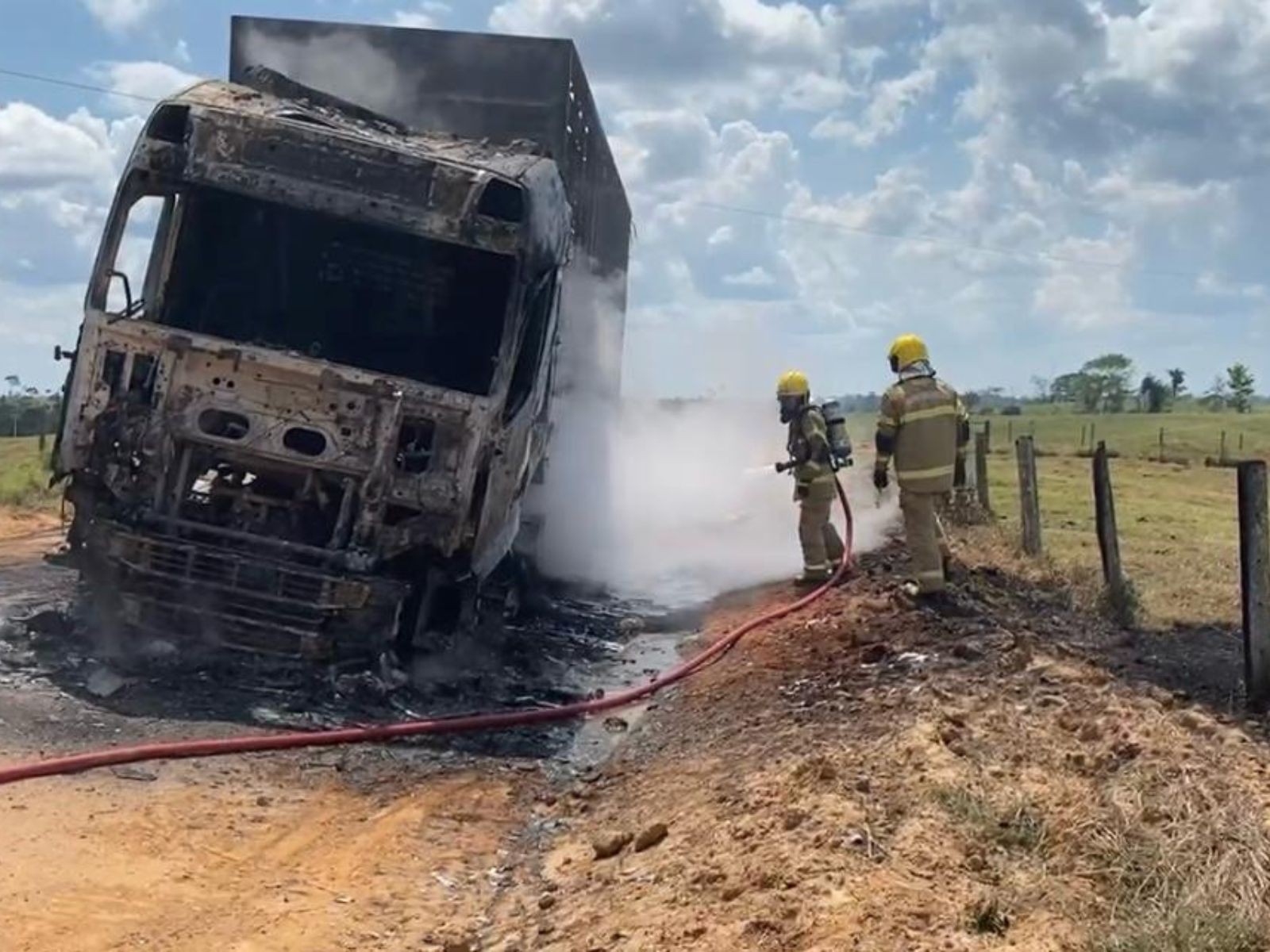 Caminhão boiadeiro de R$ 400 mil pega fogo em rodovia do Acre; motorista sai ileso