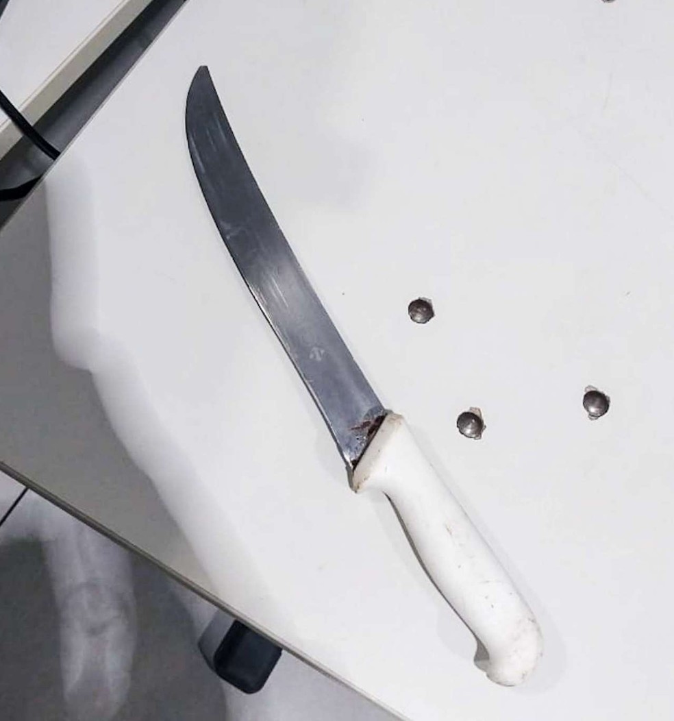 Polícia apreendeu a faca utilizada pelo suspeito — Foto: Reprodução