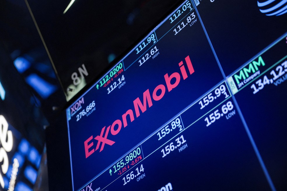 O logotipo da Exxon Mobil Corporation é exibido em uma tela no pregão da Bolsa de Valores de Nova York (NYSE) em Nova York, EUA, em 30 de julho de 2025. — Foto: REUTERS/Jeenah Moon