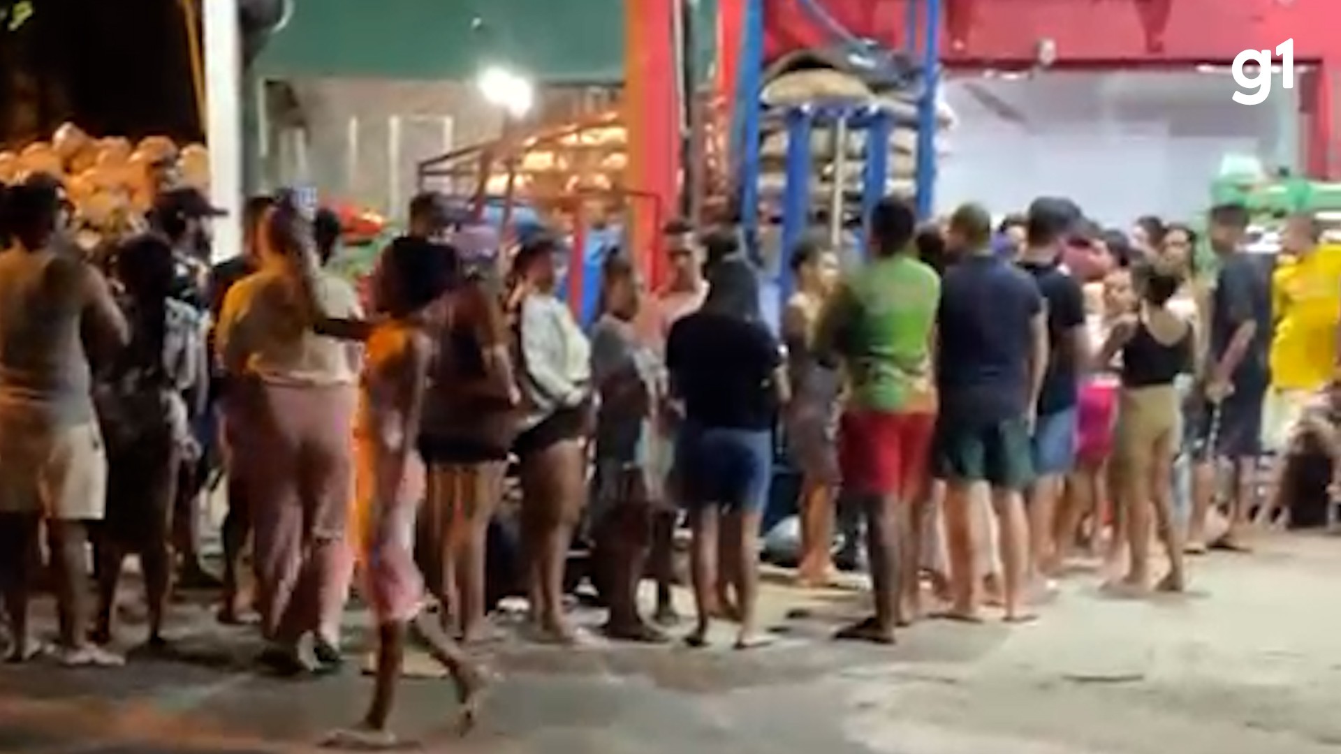 Fila por morangos provoca agitação na CEASA