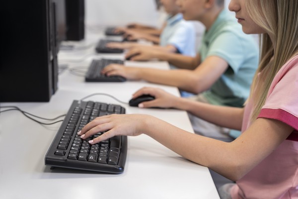 Imagem de arquivo mostra pessoas em frente a computadores — Foto: Divulgação